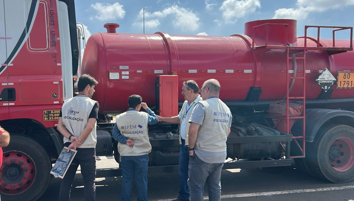 Em Porto Feliz, Ipem-SP fiscaliza veículos que transportam produtos perigosos e cronotacógrafos na rodovia SP-280